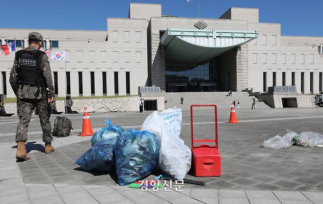 지난 4일 오전 북한이 띄운 오물(쓰레기) 풍선이 서울 용산구 전쟁기념관 앞에 떨어져 군 관계자들이 내용물을 처리하고 있다. 강윤중 기자