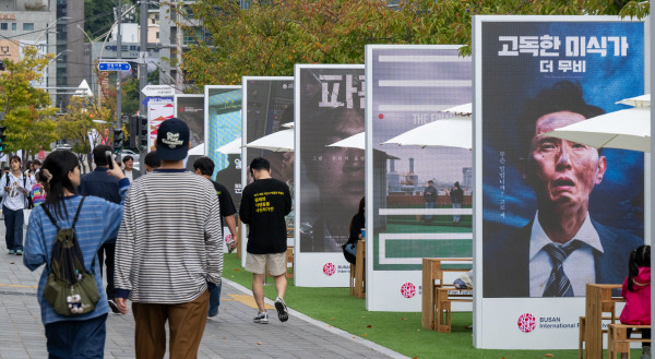 제29회 부산국제영화제 개막 후 주말을 맞은 6일 해운대구 영화의 전당이 관람객들로 북적이고 있다. / 이원준 기자windstorm@