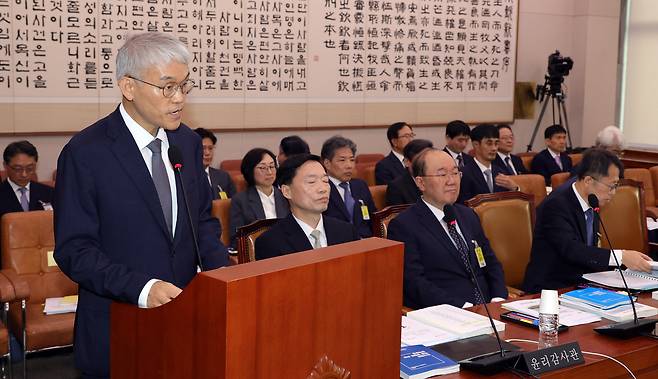 Chun Dae-yup, minister of the National Court Administration, speaks before lawmakers on the Legislation and Judiciary Committee at the National Assembly in Yeouido, western Seoul, on Monday. [KANG JEONG-HYUN]