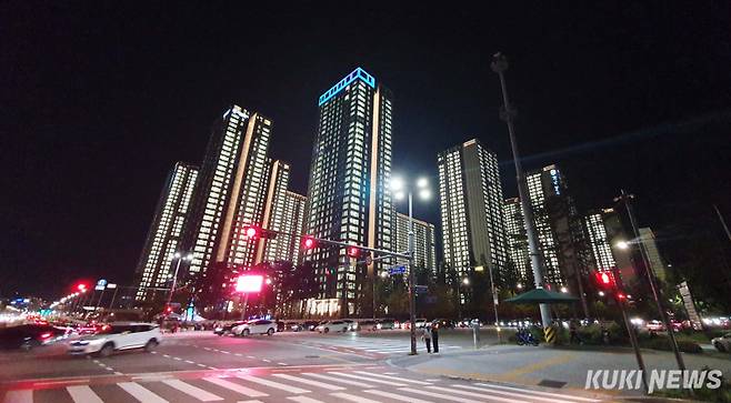 서울 여의도 한강공원 일대에서&nbsp; ‘세계불꽃축제’가 열려 가을 밤하늘을 화려하게 수놓았던 5일 저녁, 같은 시각&nbsp; 강동구 둔촌동에선 ‘올림픽파크 포레온’ 점등식이 2시간 가까이 진행되었다.