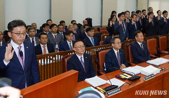 7일 서울 여의도 국회에서 열린 행정안전위원회의 행정안전부 등에 대한 국정감사에서 연원정 인사혁신처장이 증인선서하고 있다.