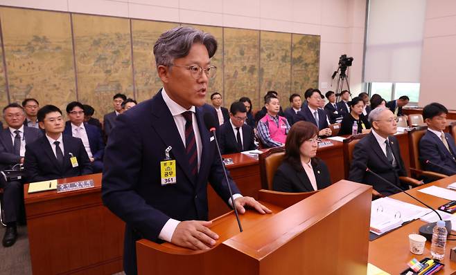 7일 오후 열린 국회 문화체육관광위원회 문화체육관광부 국정감사에서 장철혁 에스엠엔터테인먼트 대표이사가 의원 질의에 답변하고 있다. 연합뉴스