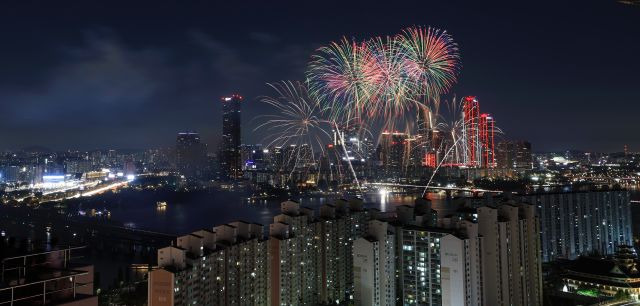 5일 오후 서울 여의도 한강공원에서 열린 '2024 서울세계불꽃축제'에서 불꽃이 가을밤을 수놓고 있다. 연합뉴스