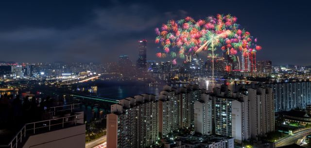 5일 오후 서울 여의도 한강공원에서 열린 '2024 서울세계불꽃축제'에서 불꽃이 가을밤을 수놓고 있다. 연합뉴스