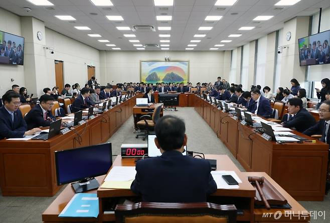 [서울=뉴시스] 고승민 기자 = 윤한홍 국회 정무위원장이 7일 서울 여의도 국회에서 열린 정무위원회의 국무조정실, 국무총리비서실 등 국정감사를 주재하고 있다. 2024.10.07. kkssmm99@newsis.com /사진=고승민