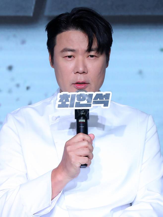 최현석 셰프가 7일 오전 서울 마포구 호텔 나루 서울 엠갤러리에서 열린 넷플릭스 예능 '흑백요리사: 요리 계급 전쟁' 기자간담회에서 인사말을 하고 있다. /사진=뉴시스