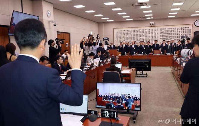 정청래 국회 법사위원장과 천대엽 법원행정처장 등 피감기관 관계자들이 7일 서울 여의도 국회에서 열린 법제사법위원회의 대법원 등 7개 기관 국정감사에서 선서를 하고 있다. 2024.10.07. /사진=뉴시스 /사진=고승민