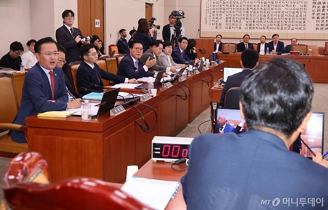 2일 오전 서울 여의도 국회에서 열린 법제사법위원회에서 열린 박상용 수원지검 부부장검사 탄핵소추사건 조사 청문회에서 유상범 국민의힘 법사위 간사를 비롯한 여당 의원들이 정청래 법사위원장에게 항의하고 있다. 2024.10.02. /사진=뉴시스 /사진=권창회