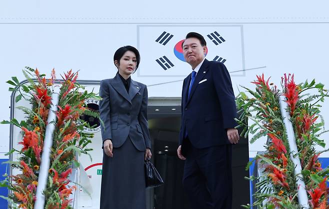 필리핀 국빈 방문을 마친 윤석열 대통령과 부인 김건희 여사가 7일(현지시각) 마닐라 니노이 아키노 국제공항에서 싱가포르 국빈 방문을 위해 공군1호기에 탑승하며 인사하고 있다. /사진=뉴시스