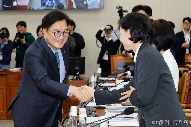 (서울=뉴스1) 안은나 기자 = 우원식 국회의장이 7일 오전 서울 여의도 국회 과학기술정보방송통신위원회에서 열린 방송통신위원회·방송통신사무소·시청자미디어재단·한국방송광고진흥공사 국정감사에서 이해민 조국혁신당 의원과 악수를 나누고 있다. 2024.10.7/뉴스1  Copyright (C) 뉴스1. All rights reserved. 무단 전재 및 재배포,  AI학습 이용 금지. /사진=(서울=뉴스1) 안은나 기자