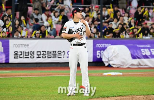 2024년 4월 3일 오후 경기도 수원KT위즈파크에서 '2024 신한 SOL Bank KBO리그' KIA 타이거즈와 KT 위즈의 경기가 열렸다. KT 선발투수 엄상백이 2회초 1실점 한 뒤 아쉬워하고 있다./마이데일리
