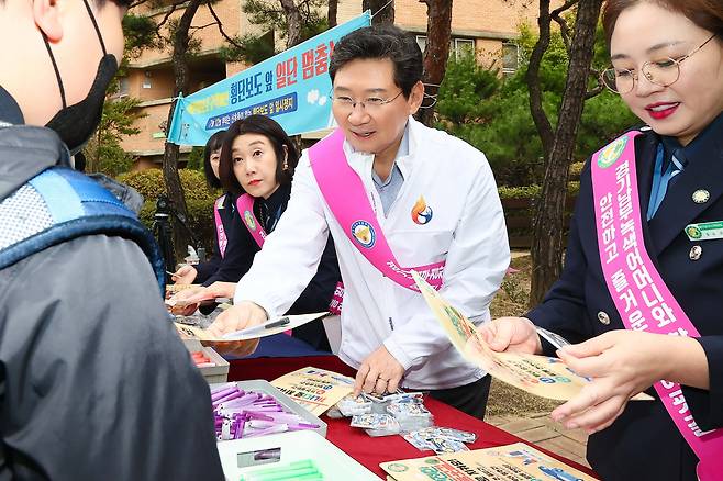 이상일 용인특례시장이 7일 기흥구 동백동 동막초에서 교통안전 캠페인을 진행하고 있다.[용인시 제공]