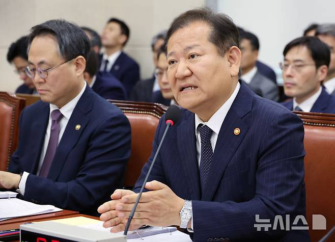 [서울=뉴시스] 조성우 기자 = 이상민 행정안전부 장관이 7일 오후 서울 여의도 국회에서 열린 행정안전위원회의 행정안전부 등에 대한 국정감사에서 인사말을 하고 있다.  2024.10.07. xconfind@newsis.com