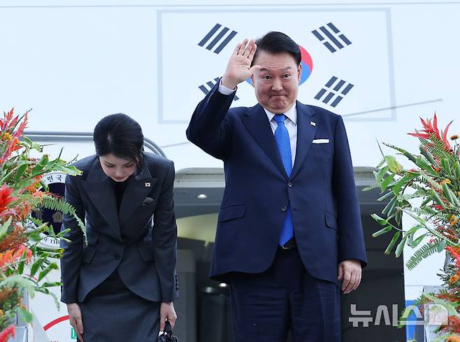 [마닐라=뉴시스] 최진석 기자 = 필리핀 국빈 방문을 마친 윤석열 대통령과 부인 김건희 여사가 7일(현지시각) 마닐라 니노이 아키노 국제공항에서 싱가포르 국빈 방문을 위해 공군1호기에 탑승하며 인사하고 있다. 2024.10.07. myjs@newsis.com