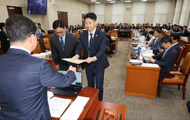 7일 오전 열린 국회 행정안전위원회의 행정안전부, 인사혁신처 등의 국정감사에서 더불어민주당 소속 신정훈 위원장이 대통령 관저 불법증축 및 구조공사와 관련한 증인인 김태영·이승만 21그램 대표를 출석시키기 위한 동행명령장을 발부하고 있다. 연합뉴스