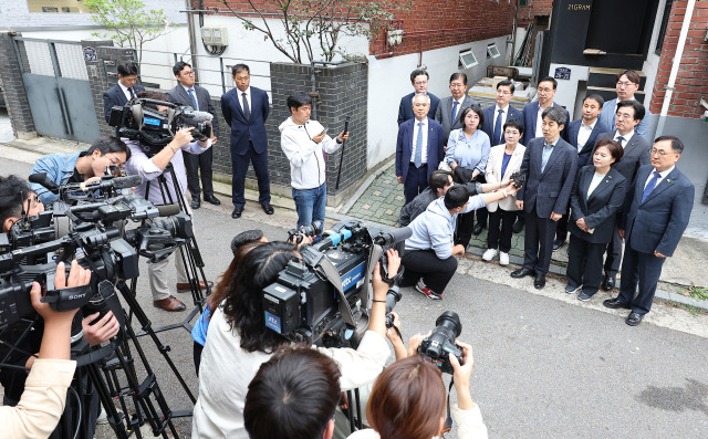 ▲더불어민주당 윤건영 행정안전위원회 간사를 포함한 국회 소속 야당 행안위 위원들이 7일 오후 서울 성동구 21그램 사무실 앞에서 대통령 관저 불법증축 및 구조공사와 관련한 국정감사 증인인 김태영·이승만 대표에 대한 동행명령장 집행에 참석해 있다. ⓒ연합뉴스