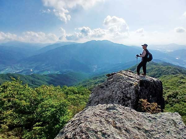 지리산 주 능선 조망 포인트인 범바위.