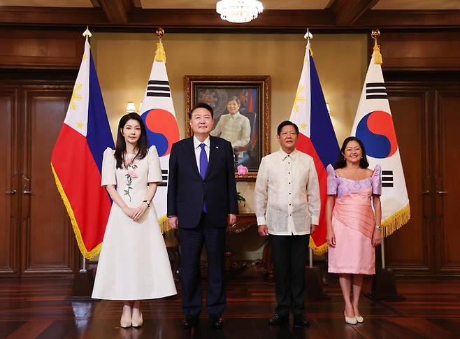 윤석열 대통령과 김건희 여사가 7일 오전(현지시간) 필리핀 마닐라 말라카냥 대통령궁에서 한·필리핀 정상회담 뒤 오찬에 앞서 페르디난드 마르코스 필리핀 대통령, 루이즈 아라네타 여사와 기념촬영을 하고 있다. 마닐라=연합뉴스