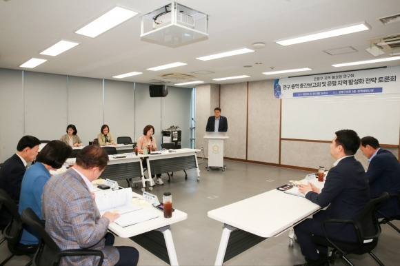 ‘은평구 지역 활성화 연구회’의 정책연구 용역 중간보고회. 은평구의회 제공