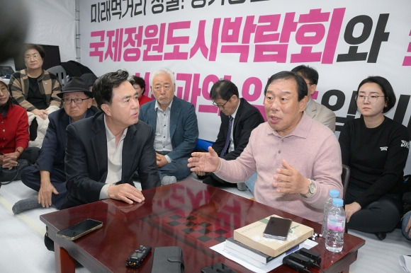 김태흠(왼쪽) 충남지사가 지난 6일 최민호 세종시장 단식 현장을 방문해 격려하고 있다. - 세종시 제공