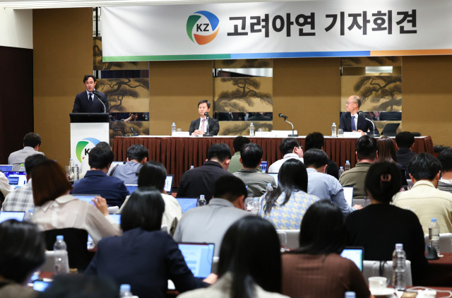 최윤범 고려아연 회장이 2일 서울 용산구 그랜드하얏트호텔에서 열린 고려아연 기자회견에 참석해 발언하고 있다. 연합뉴스