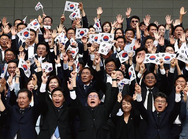 8월 15일 서울 용산구 백범김구기념관 앞에서 더불어민주당 의원들이 ‘친일반민족 윤석열 정권 규탄 성명’ 발표를 마치고 “대한독립만세”를 외치고 있다. [뉴스1]