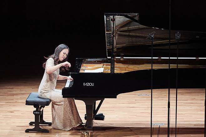 2부에서는 1부 때의 블랙과 대비되는 화이트 드레스를 입고 무대에 오른 손열음  (사진제공 ｜ 파이플랜즈)