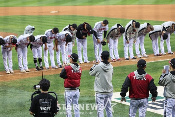 '2024 KBO 포스트시즌 준플레이오프 2차전' LG-KT전이 6일 서울 잠실야구장에서 열렸다.  LG 선수들이 KT에 7-2 승리 후 팬들에 인사하고 있다.