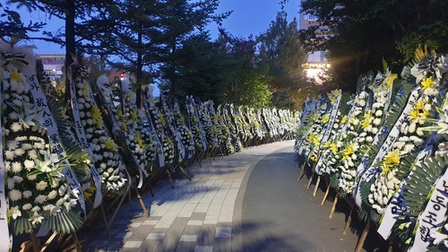 "심미영 선생님, 이 꽃들을 보소서" 선생님이 근무했던 관평초 앞에 세워진 근조 화환들 [대전교사노조 제공]