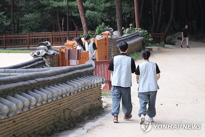 양양 낙산사서 만난 남녀 (양양=연합뉴스) 2024년 8월 10일 '나는 절로, 낙산사' 참가자들이 강원 양양군 소재 낙산사에서 산책하고 있다. [연합뉴스 자료사진]