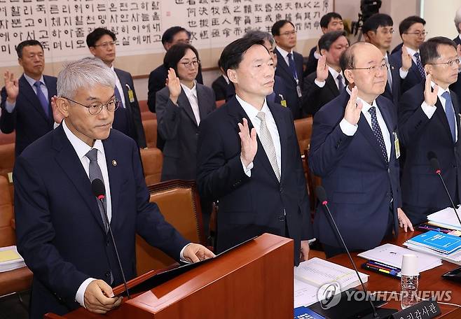 선서하는 천대엽 법원행정처장 (서울=연합뉴스) 신준희 기자 = 천대엽 법원행정처장 등이 7일 국회에서 열린 법제사법위원회의 대법원 등에 대한 국정감사에 출석, 선서를 하고 있다. 2024.10.7 hama@yna.co.kr