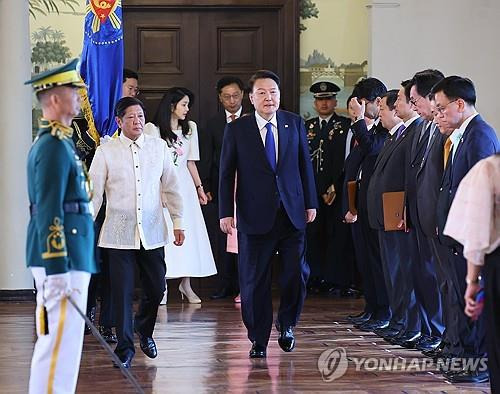 윤석열 대통령 부부, 필리핀 국빈방문 공식 환영식 입장     (마닐라=연합뉴스) 진성철 기자 = 필리핀을 국빈 방문한 윤석열 대통령과 김건희 여사가 7일 오전(현지시간) 필리핀 마닐라 말라카냥 대통령궁에서 열린 공식환영식에 페르디난드 마르코스 필리핀 대통령 부부와 함께 입장하고 있다. 2024.10.7
    zjin@yna.co.kr
(끝)