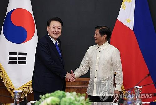 윤석열 대통령, 한·필리핀 정상회담 악수      (마닐라=연합뉴스) 진성철 기자 = 윤석열 대통령이 7일 오전(현지시간) 필리핀 마닐라 말라카냥 대통령궁에서 페르디난드 마르코스 필리핀 대통령과 한·필리핀 확대 정상회담에 앞서 악수하고 있다. 2024.10.7
    zjin@yna.co.kr