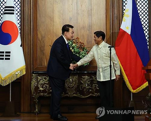 공동언론발표 뒤 악수하는 한·필리핀 정상     (마닐라=연합뉴스) 홍해인 기자 = 윤석열 대통령이 7일 오전(현지시간) 필리핀 마닐라 말라카냥 대통령궁에서 페르디난드 마르코스 필리핀 대통령과 공동언론발표를 마치며 악수하고 있다. 2024.10.7
    hihong@yna.co.kr
(끝)