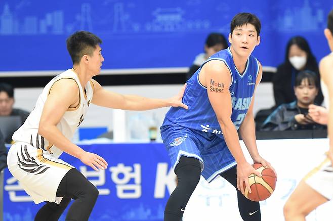 양홍석을 상대로 공격하는 이대헌 [KBL 제공. 재판매 및 DB금지]