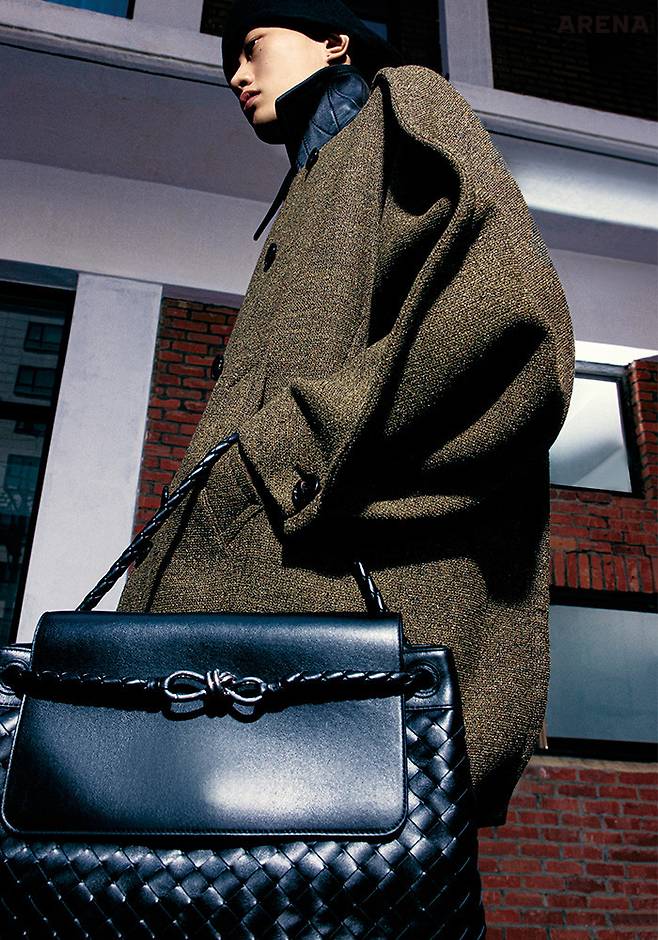 울 펠트 해트·더블 콤팩트 코튼 프리제 코트·인트레치아토 위빙 디테일의 미디엄 안디아모 메신저 백 모두 가격미정보 테가 베네타 제품.