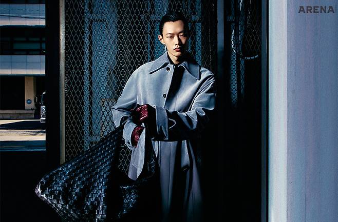 스플릿 나파 벨티드 코트·레더 셔츠·버건디색 레더 글러브·인트레치아토 위빙으로 완성한 디어스킨 소재의 라지 트래블러 백 모두 가격미정 보테가 베네타 제품.