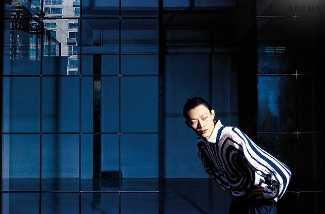 디스톨티드 립 패턴의 하이넥 스웨터·사토리얼 울 트윌 트라우저·와치 버클 벨트 모두 가격미정 보테가 베네타 제품.