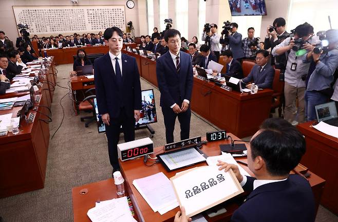 정청래 법제사법위원장이 8일 오전 국회에서 법무부 등에 대한 국정감사에서 김영철 검사(서울북부지검 차장검사)에 대한 동행명령장을 국회경위들에게 전달하고 있다. (사진=뉴스1)