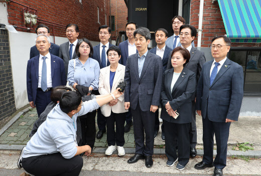 행정안전위원회 야당 간사인 윤건영 더불어민주당 의원(첫줄 오른쪽 세번째)을 포함한 국회 소속 야당 행안위 위원들이 7일 오후 서울 성동구 21그램 사무실 앞에서 대통령 관저 불법증축 및 구조공사와 관련한 국정감사 증인인 김태영·이승만 대표에 대한 동행명령장 집행에 참석해 있다. (사진=연합뉴스)