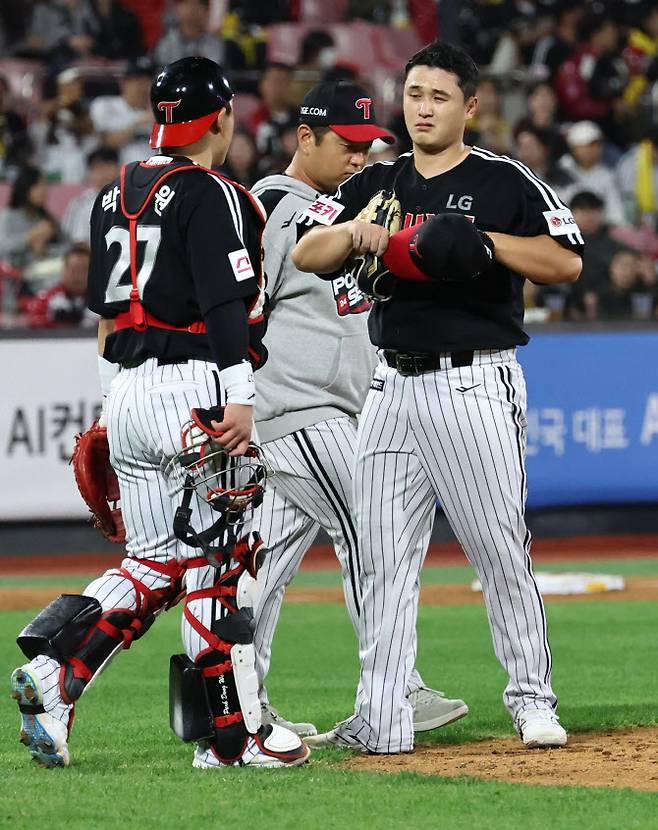 8일 수원 KT위즈파크에서 열린 2024 프로야구 신한 SOL뱅크 KBO 포스트시즌 준플레이오프 3차전 LG트윈스와 KT위즈의 경기. 3회말 LG 선발 투수 최원태가 교체되고 있다. 사진=연합뉴스