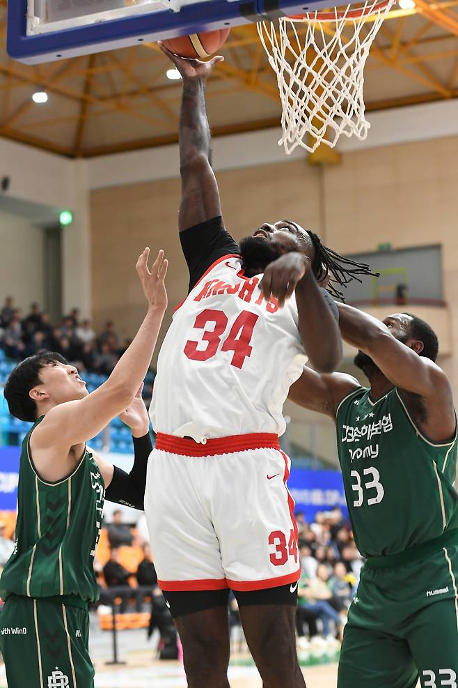 서울 SK 워니가 DB와 경기에서 슛을 하고 있다.(KBL 제공)