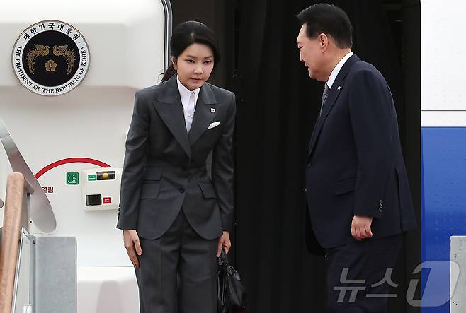 김건희 여사가 6일 오전 경기 성남 서울공항에서 필리핀과 싱가포르 국빈 방문과 라오스에서 열리는 한·아세안(ASEAN·동남아시아국가연합) 정상회의 참석차 출국하기 위해 공군 1호기에 올라 인사하고 있다. 2024.10.6/뉴스1 ⓒ News1 김진환 기자