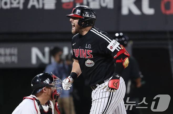 8일 오후 경기 수원시 장안구 KT위즈파크에서 열린 프로야구 '2024 신한 SOL 뱅크 KBO 포스트시즌' 준플레이오프 3차전 LG 트윈스와 KT 위즈의 경기 5회초 1사 1,2루 상황 LG 오스틴이 kt 벤자민을 상대로 역전 3점홈런을 치고 환호하고 있다. 2024.10.8/뉴스1 ⓒ News1 임세영 기자