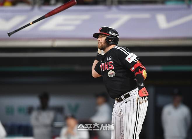 LG 오스틴이 8일 수원 KT위즈파크에서 열린 KT와 2024 KBO 준플레이오프 3차전 5회초 1사1,2루 좌월홈런을 날린 후 환호하고 있다.  2024. 10. 8. 수원 | 최승섭기자 thunder@sportsseoul.com