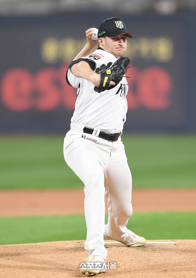 KT 선발투수 벤자민이 8일 수원케이티위즈파크에서 열린 LG와 2024 KBO 준플레이오프 3차전에서 역투하고 있다. 수원 | 최승섭기자 thunder@sportsseoul.com