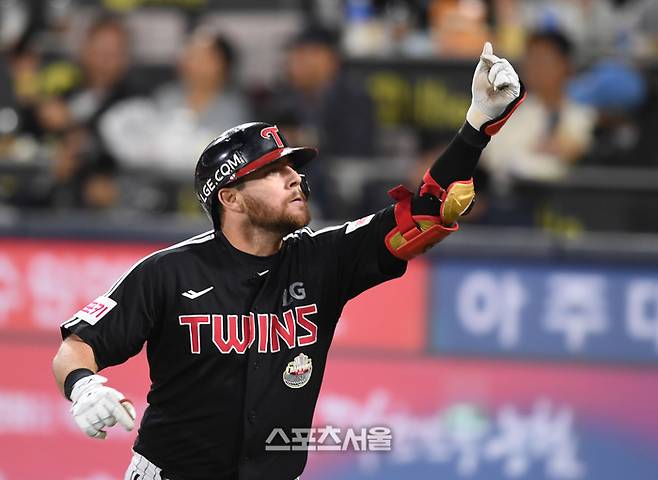 LG 오스틴이 8일 수원 KT위즈파크에서 열린 KT와 2024 KBO 준플레이오프 3차전 5회초 1사1,2루 좌월홈런을 날린 후 환호하고 있다.  2024. 10. 8. 수원 | 최승섭기자 thunder@sportsseoul.com