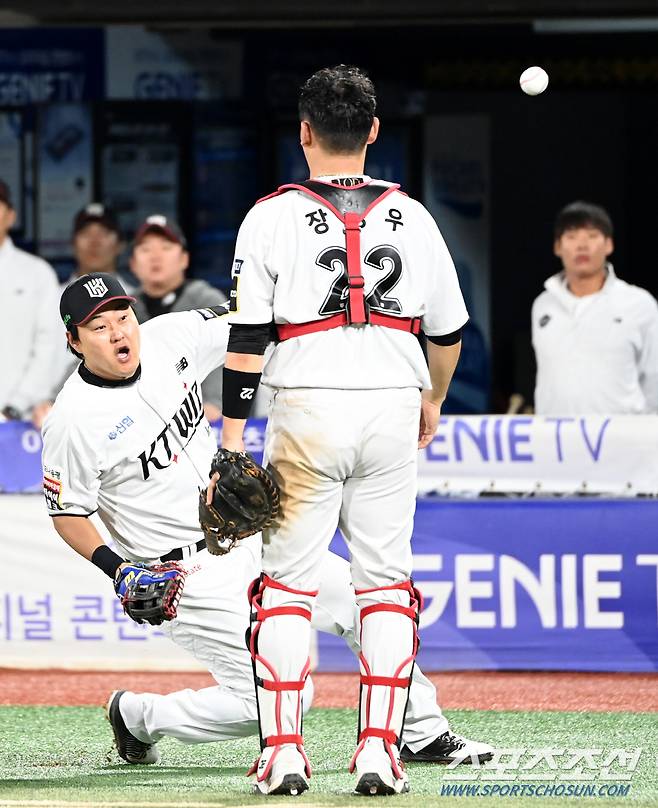 8일 수원KT위즈파크에서 열린 LG와 KT의 준플레이오프 3차전, 5회초 KT 오재일과 장성우가 LG 문성주의 파울플라이를 잡지 못하고 있다. 수원=허상욱 기자 wook@sportschosun.com/2024.10.08/