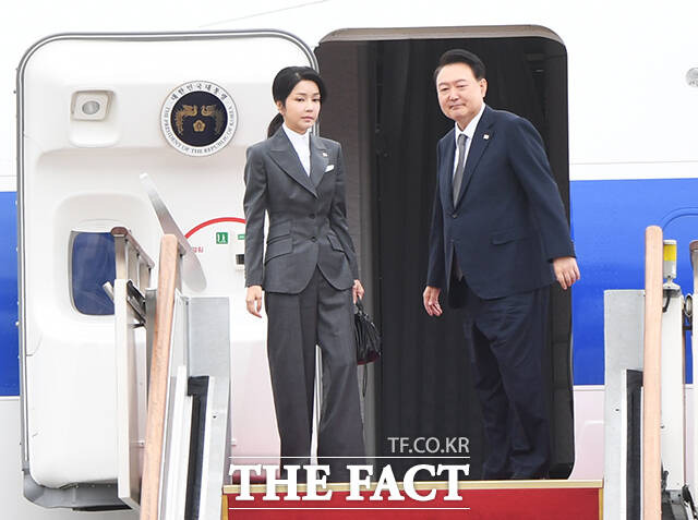 윤석열 대통령과 김건희 여사가 6일 경기 성남시 서울공항에서 필리핀, 싱가포르 국빈 방문 및 라오스 아세안 정상회의를 위해 출국하며 인사하는 모습. /장윤석 기자