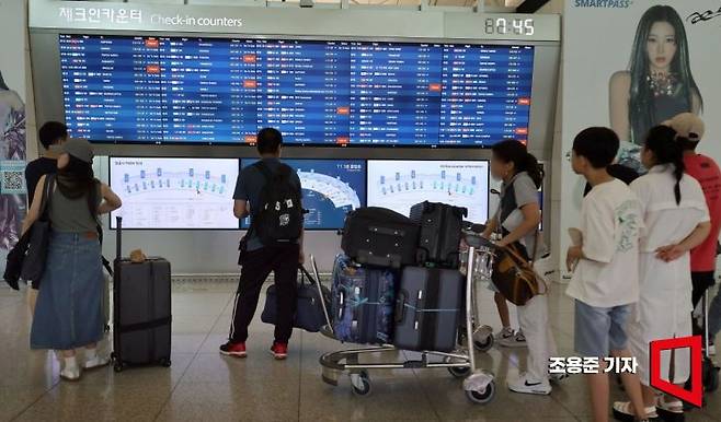 인천국제공항 제1여객터미널 출국장에 해외여행을 떠나는 이들이 출국 항공편을 확인하고 있다. 사진=조용준 기자 jun21@